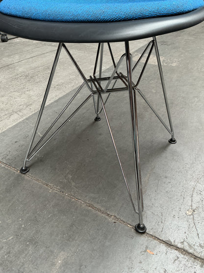 Vitra Eames Plastic Chair DSR | Eetkamerstoel | Zwarte Kuip | Blauw Zitkussen | Chroom