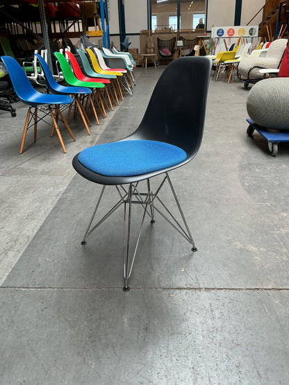 Vitra Eames Plastic Chair DSR | Eetkamerstoel | Zwarte Kuip | Blauw Zitkussen | Chroom