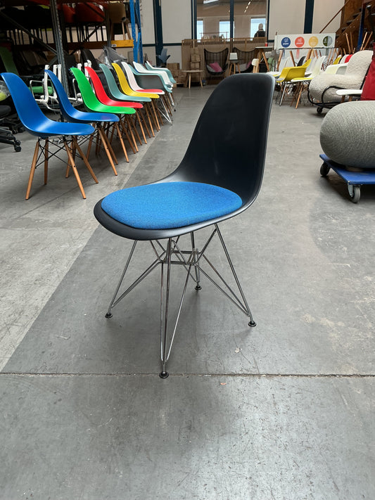 Vitra Eames Plastic Chair DSR | Eetkamerstoel | Zwarte Kuip | Blauw Zitkussen | Chroom