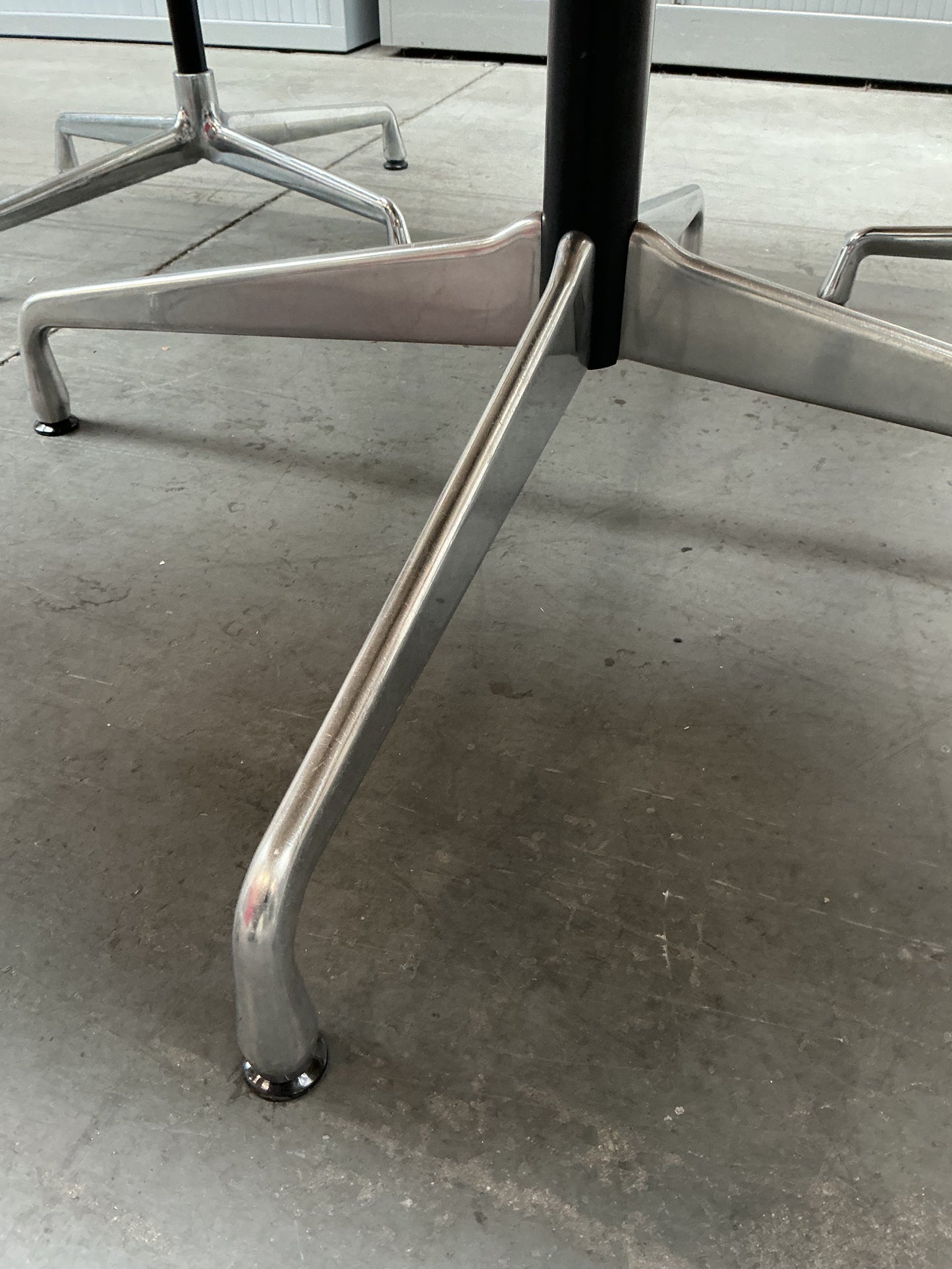 Vitra Set Vitra Segment Tafel + Vitra EA108 Vergaderstoelen