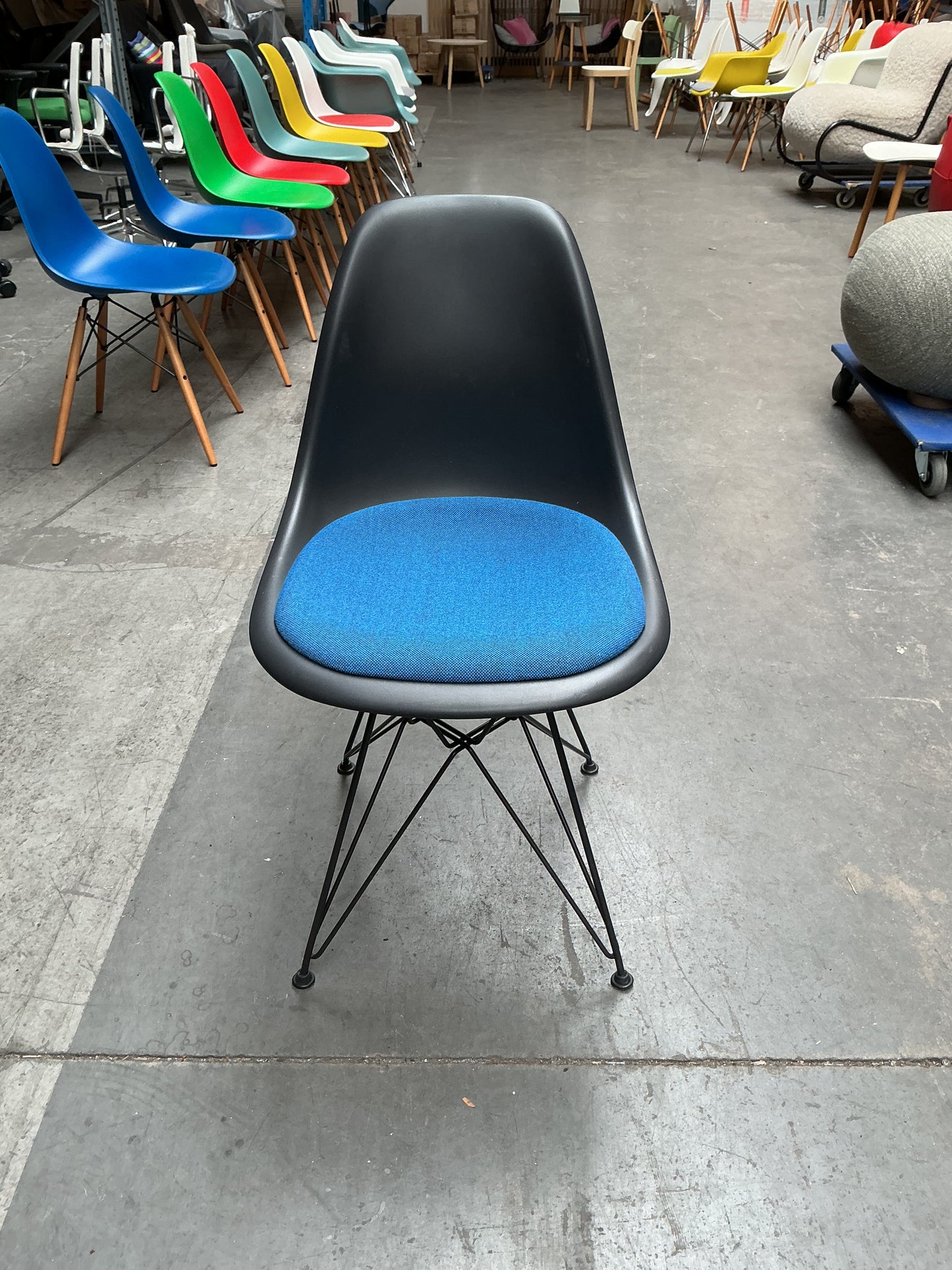 Vitra Eames Plastic Chair DSR | Eetkamerstoel | Zwarte Kuip | Blauw Zitkussen | Zwart Frame