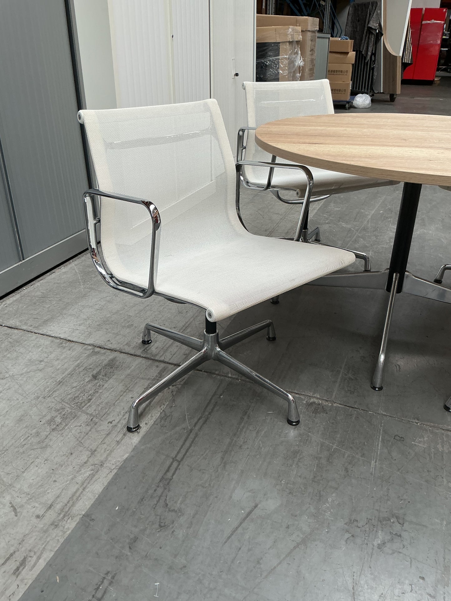 Vitra Set Vitra Segment Tafel + Vitra EA108 Vergaderstoelen