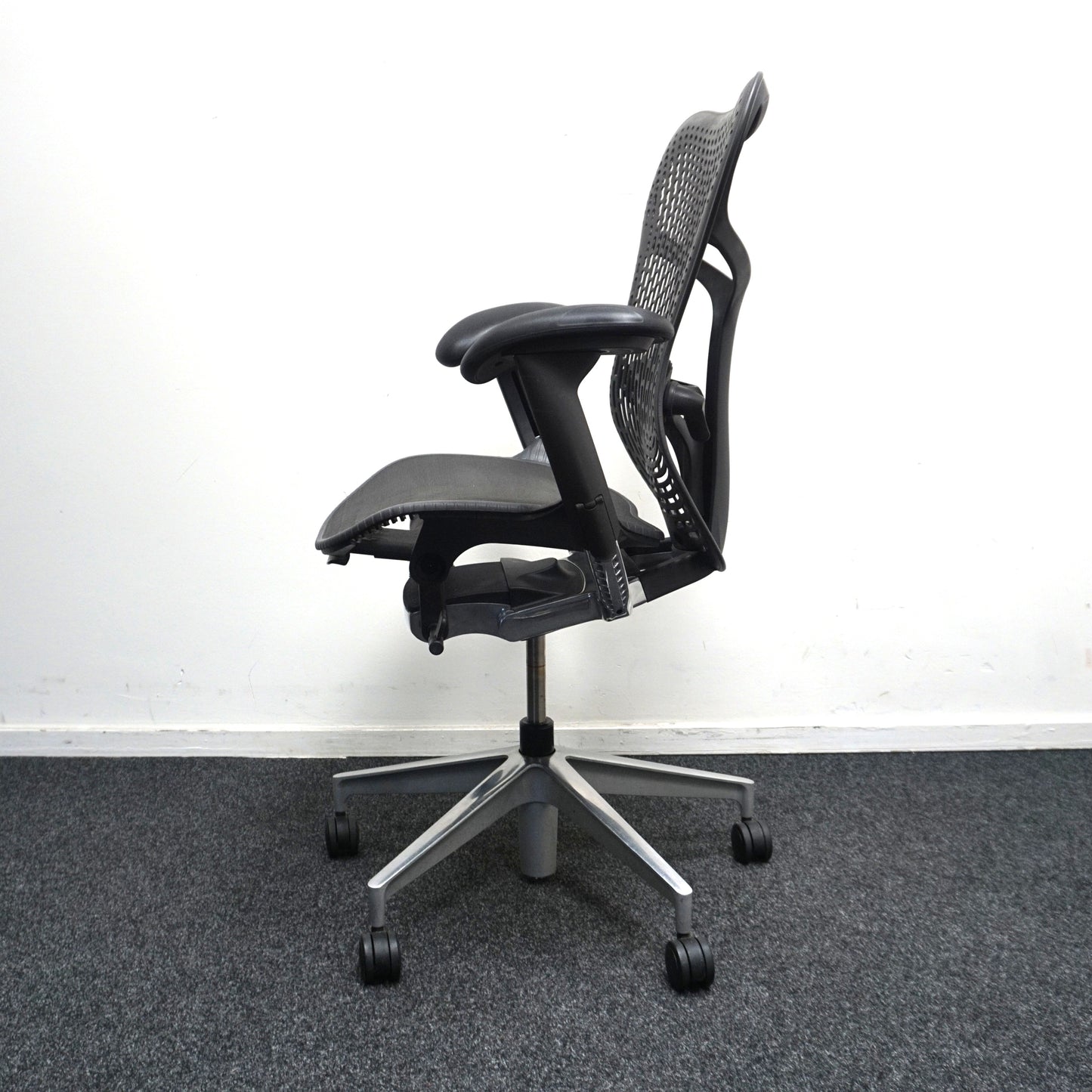 Herman Miller Mirra 2 Bureaustoel | Antraciet / Chroom