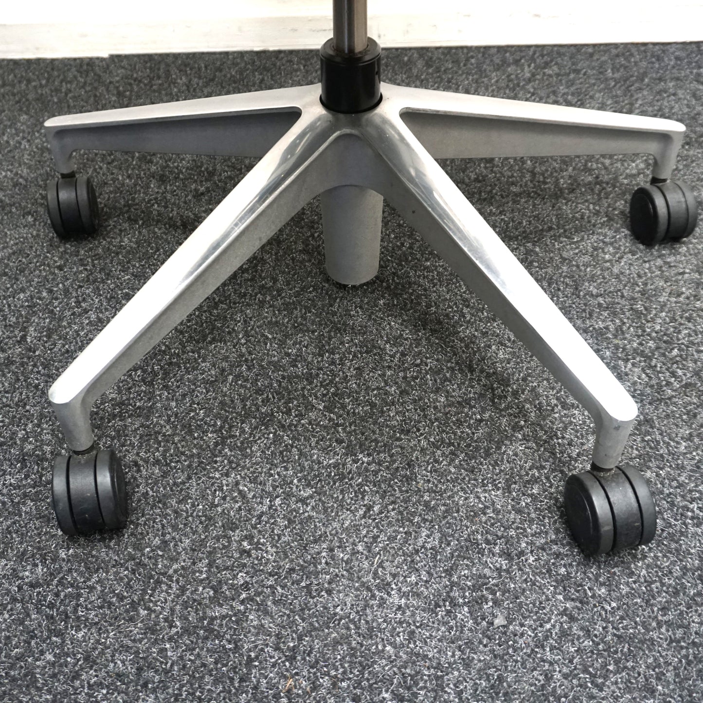 Herman Miller Mirra 2 Bureaustoel | Antraciet / Chroom
