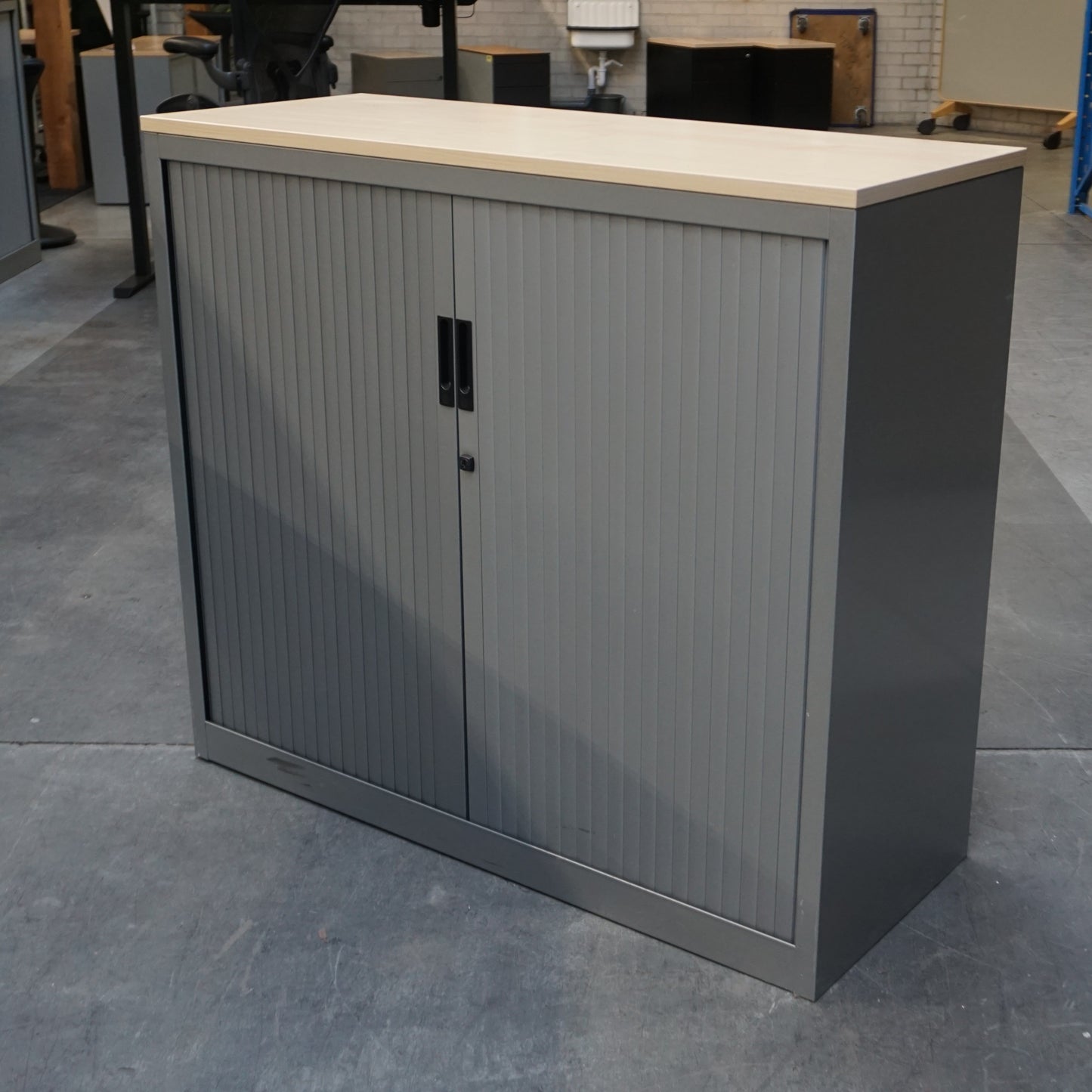 Aspa Roldeurkast | Archiefkast | 106 x 120 x 46 cm | Grijs / Ahorn blad