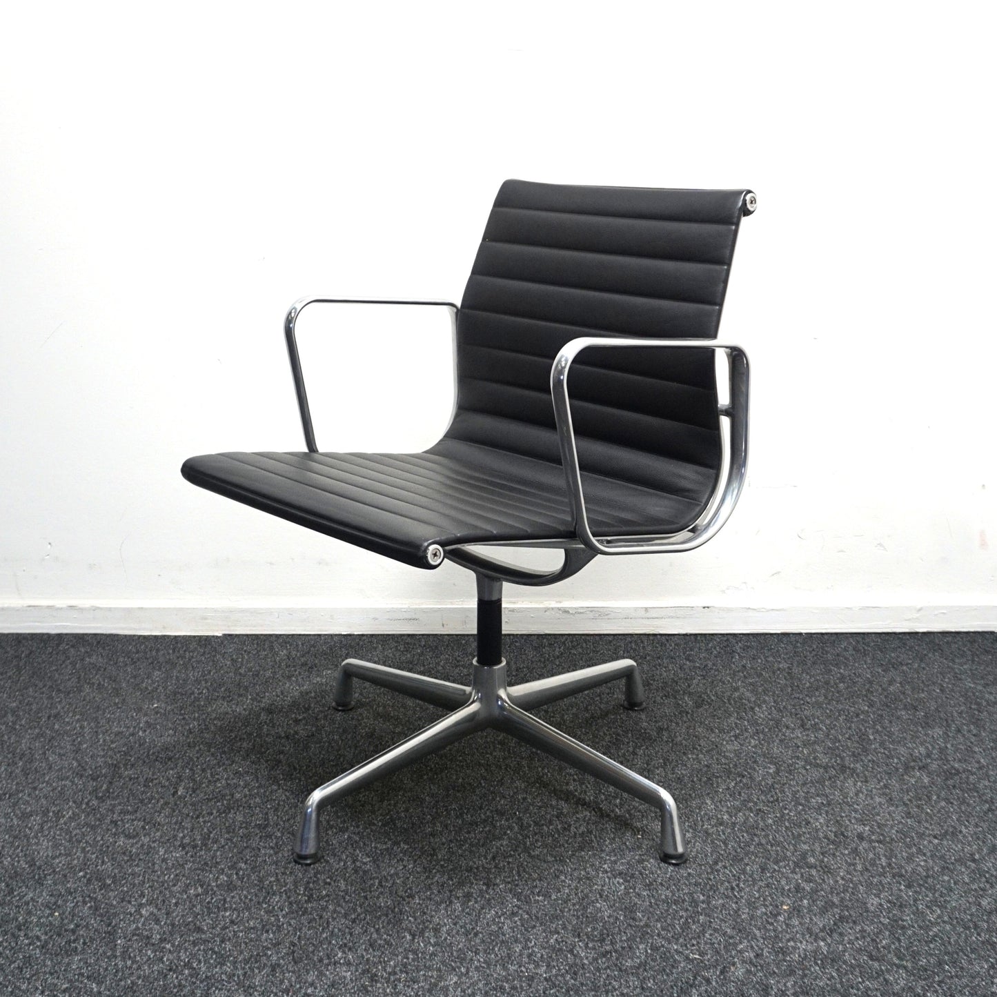 Vitra Eames EA 108 Design Vergaderstoel | Zwart Leer | Aluminium