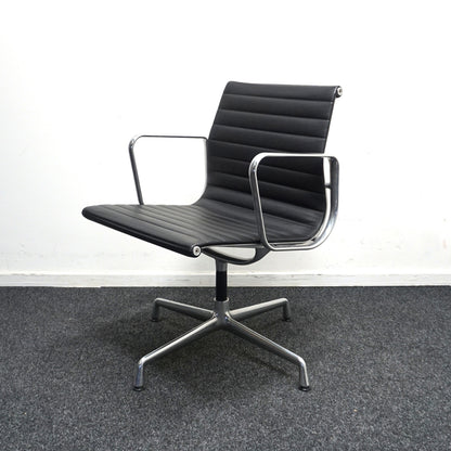Vitra Eames EA 108 Design Vergaderstoel | Zwart Leer | Aluminium