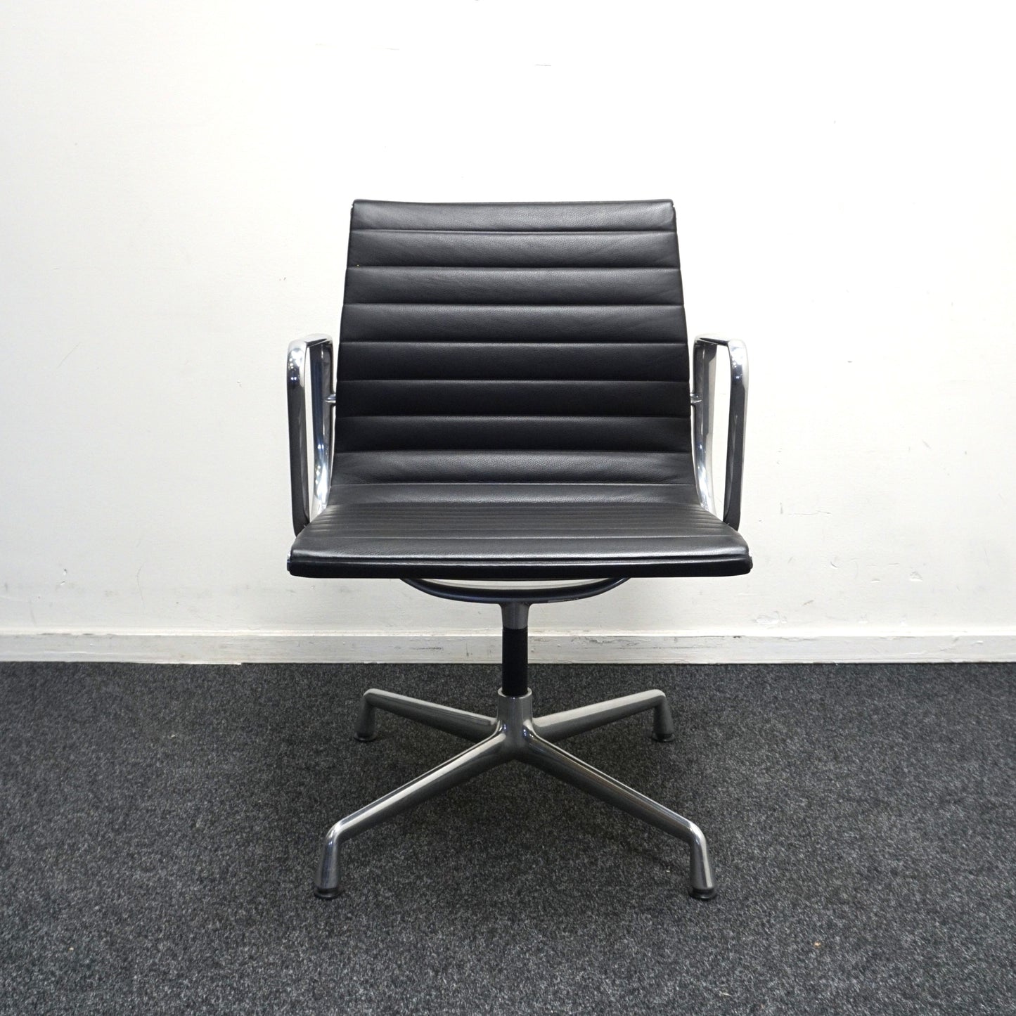 Vitra Eames EA 108 Design Vergaderstoel | Zwart Leer | Aluminium