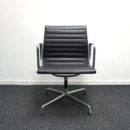 Vitra Eames EA 108 Design Vergaderstoel | Zwart Leer | Aluminium