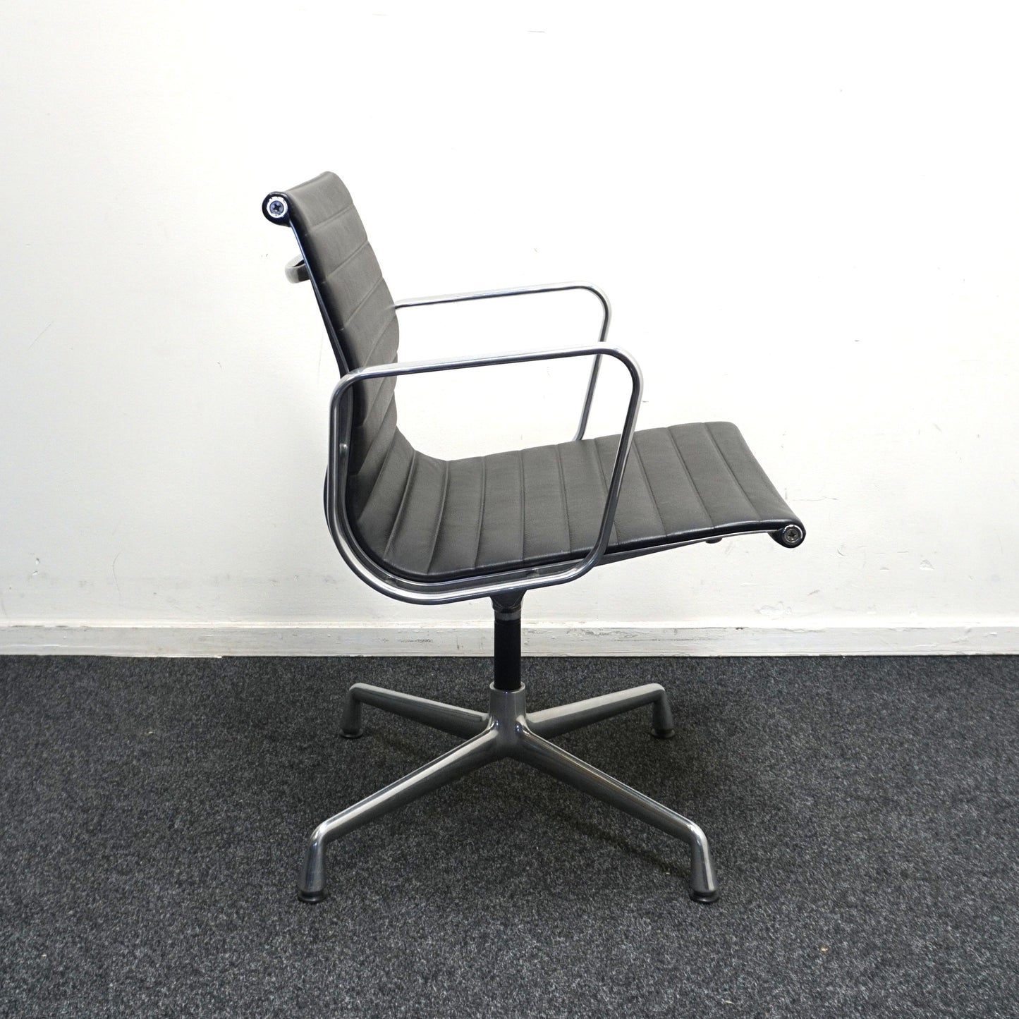 Vitra Eames EA 108 Design Vergaderstoel | Zwart Leer | Aluminium