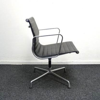 Vitra Eames EA 108 Design Vergaderstoel | Zwart Leer | Aluminium