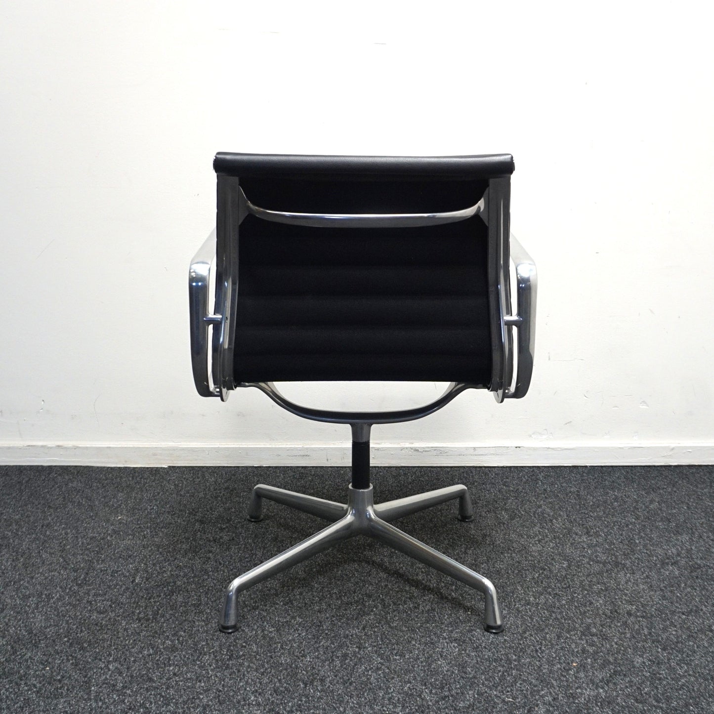 Vitra Eames EA 108 Design Vergaderstoel | Zwart Leer | Aluminium