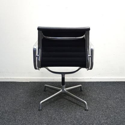 Vitra Eames EA 108 Design Vergaderstoel | Zwart Leer | Aluminium