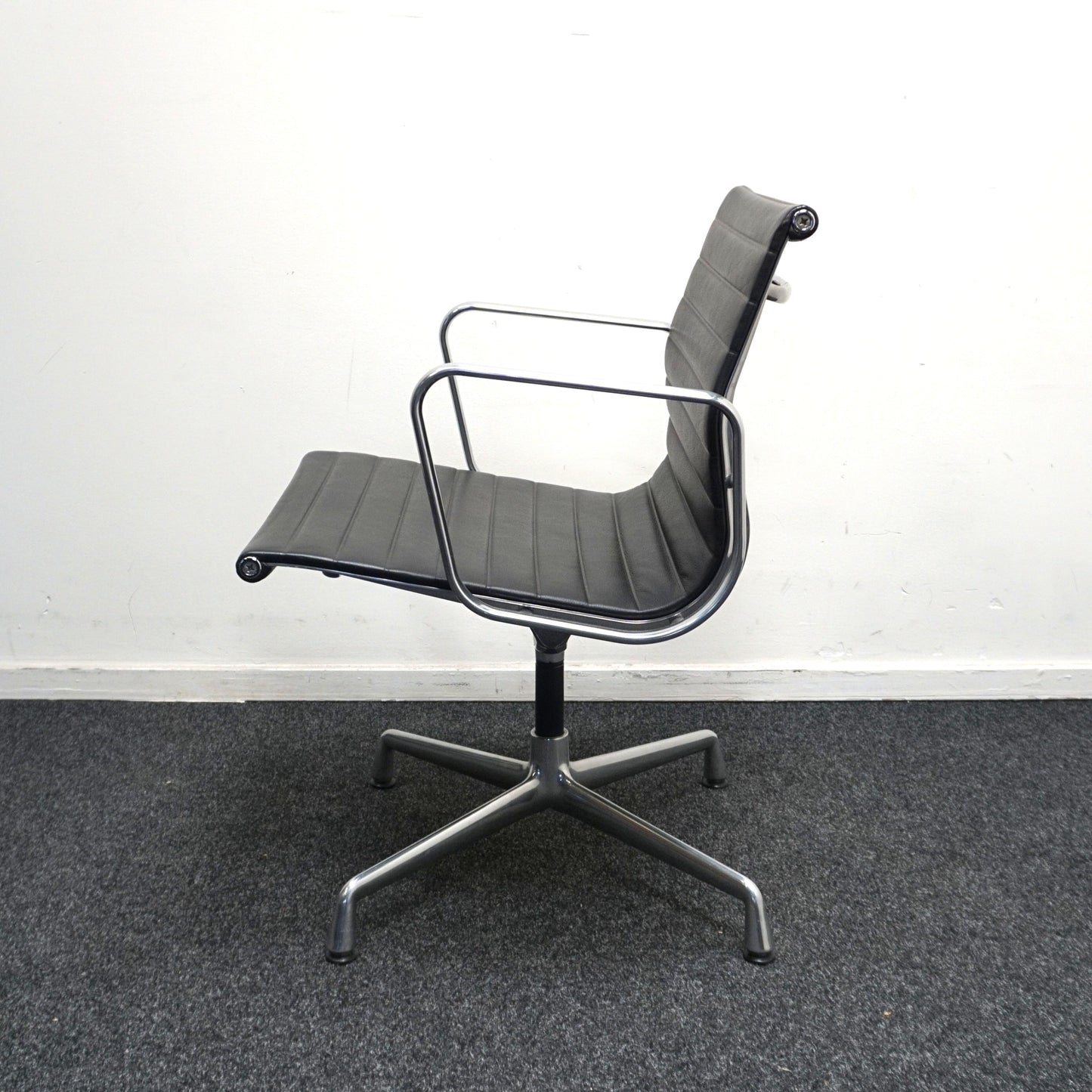 Vitra Eames EA 108 Design Vergaderstoel | Zwart Leer | Aluminium