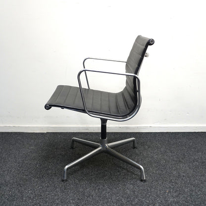 Vitra Eames EA 108 Design Vergaderstoel | Zwart Leer | Aluminium