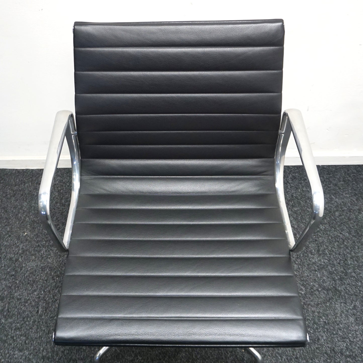 Vitra Eames EA 108 Design Vergaderstoel | Zwart Leer | Aluminium