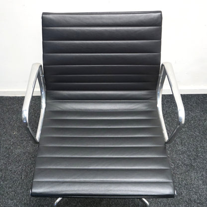 Vitra Eames EA 108 Design Vergaderstoel | Zwart Leer | Aluminium