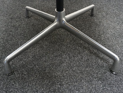 Vitra Eames EA 108 Design Vergaderstoel | Zwart Leer | Aluminium