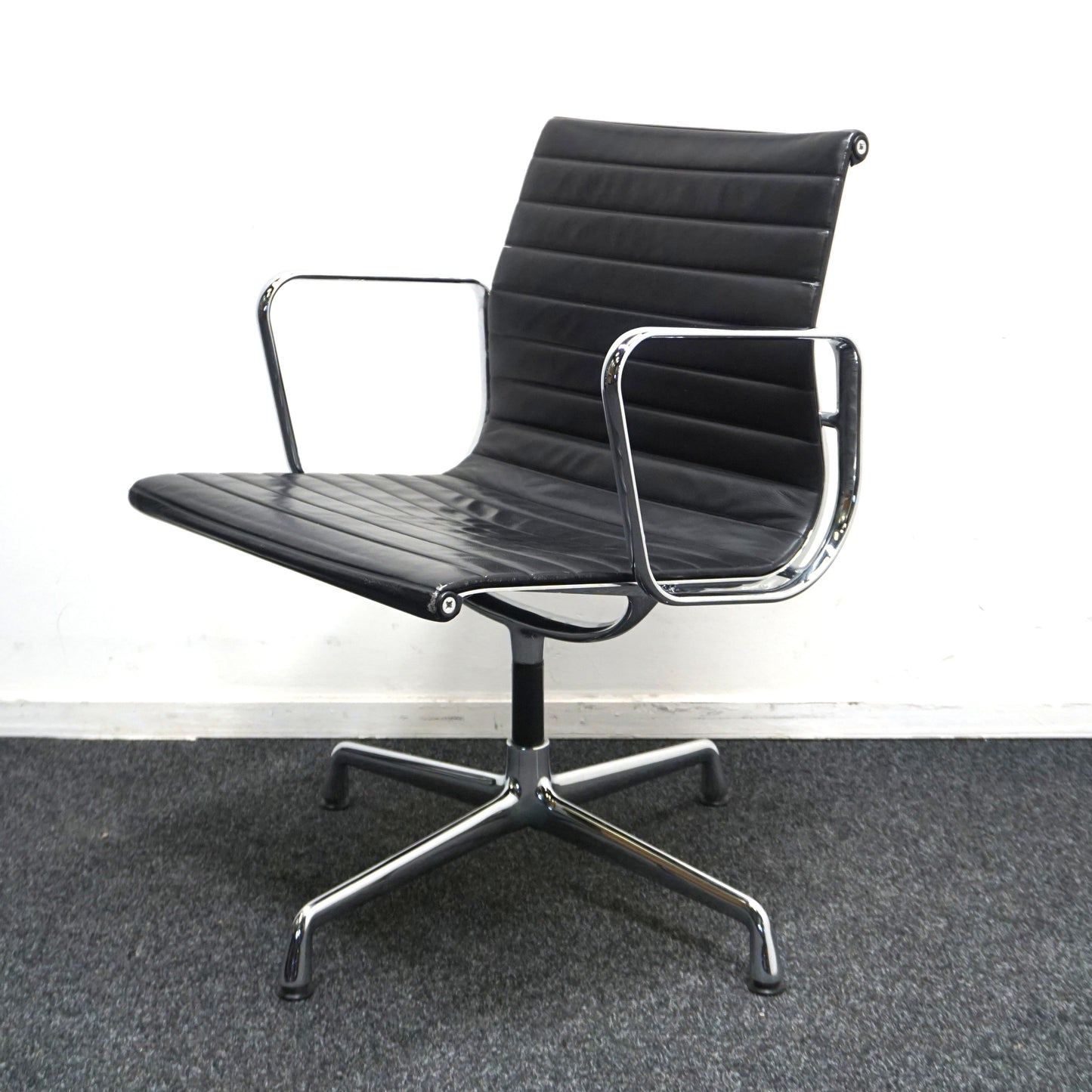 Vitra Eames EA 108 Design Vergaderstoel | Zwart Leer | Chroom
