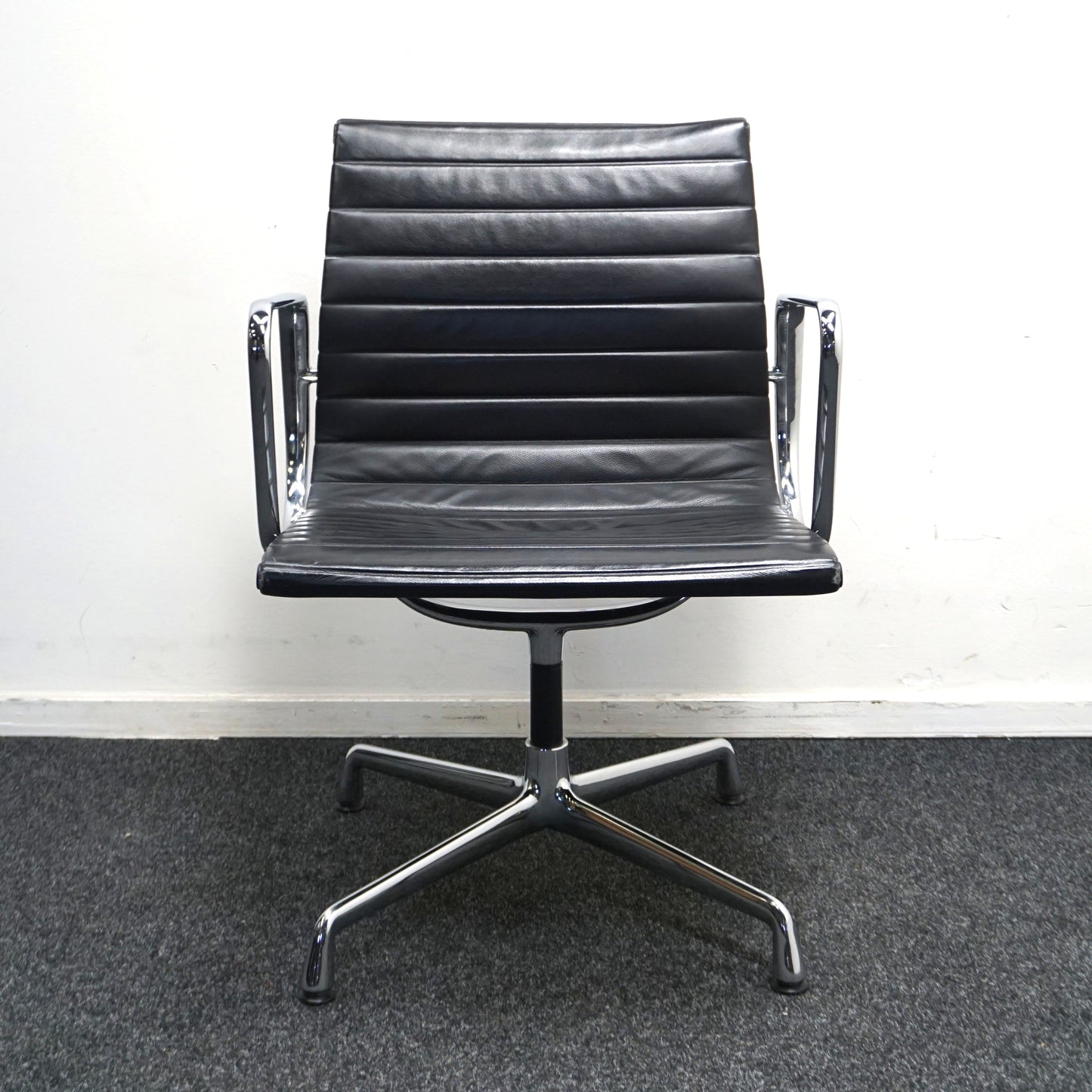 Vitra Eames EA 108 Design Vergaderstoel | Zwart Leer | Chroom