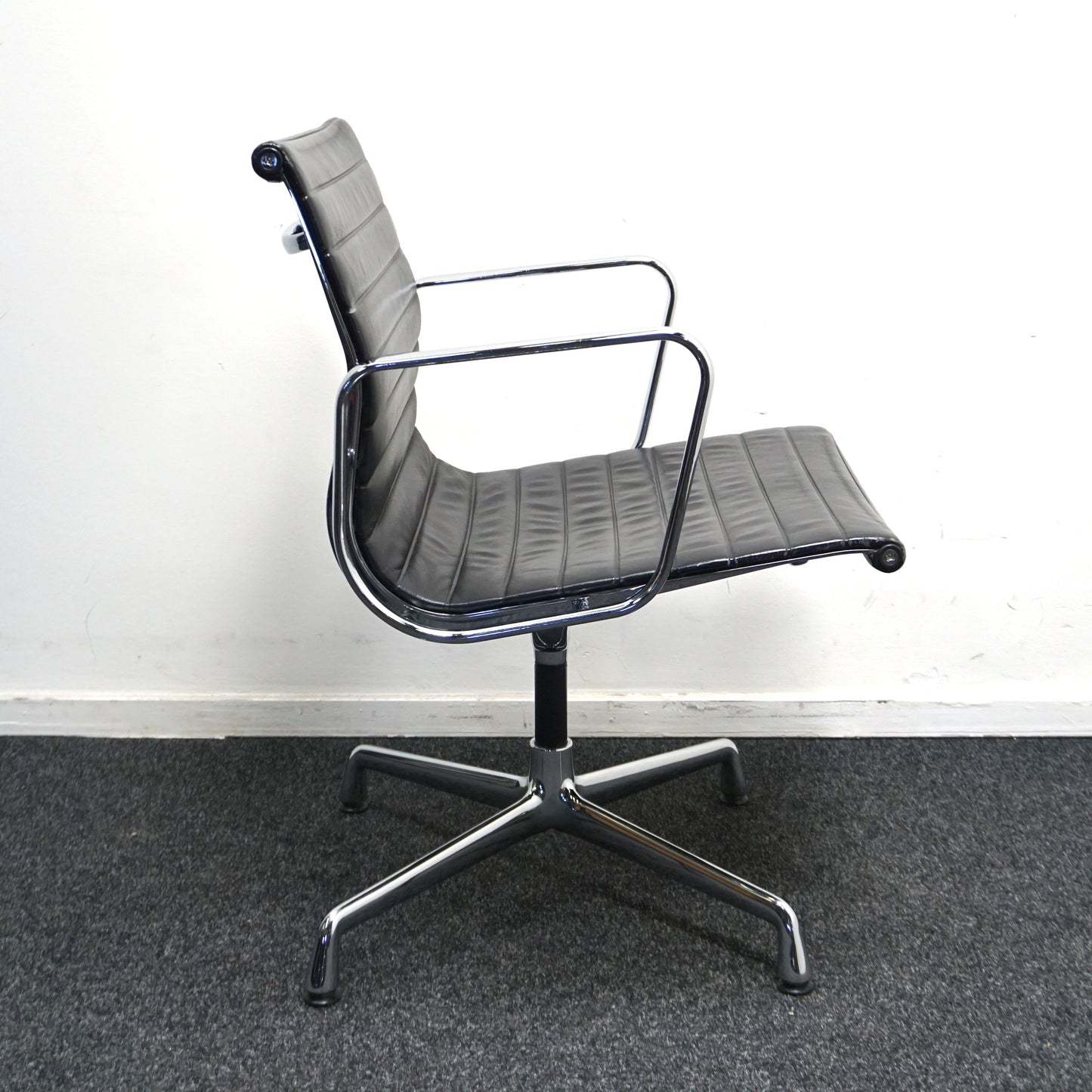Vitra Eames EA 108 Design Vergaderstoel | Zwart Leer | Chroom