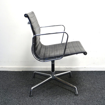 Vitra Eames EA 108 Design Vergaderstoel | Zwart Leer | Chroom