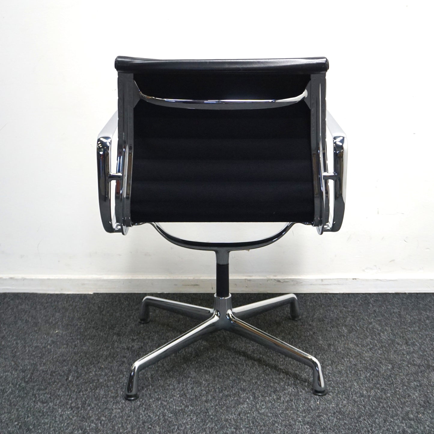 Vitra Eames EA 108 Design Vergaderstoel | Zwart Leer | Chroom