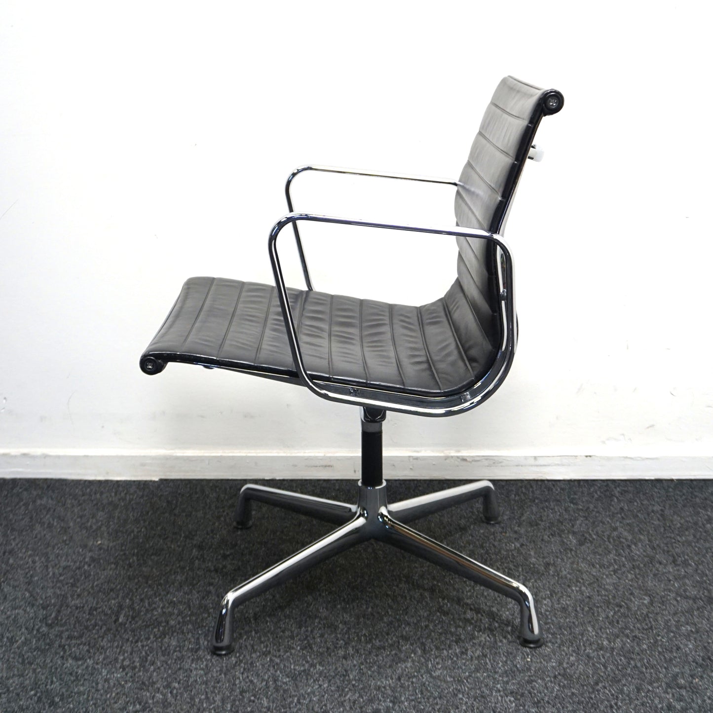 Vitra Eames EA 108 Design Vergaderstoel | Zwart Leer | Chroom