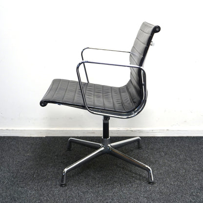 Vitra Eames EA 108 Design Vergaderstoel | Zwart Leer | Chroom