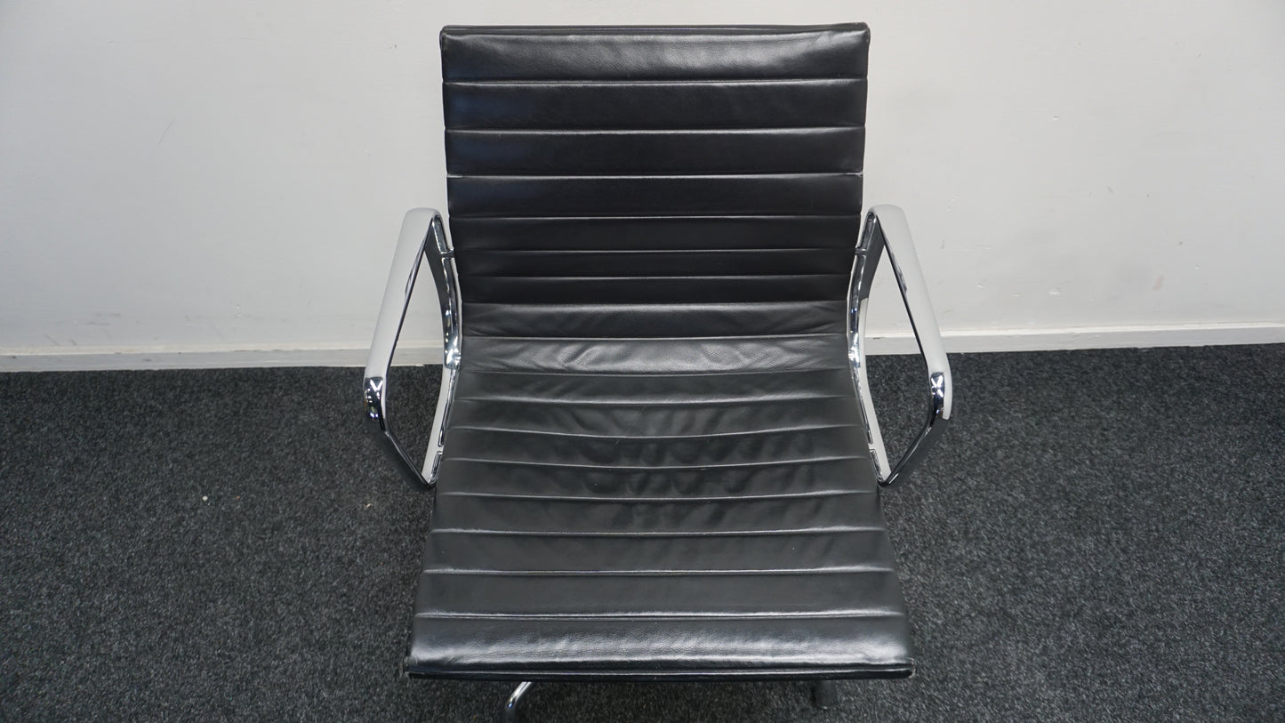 Vitra Eames EA 108 Design Vergaderstoel | Zwart Leer | Chroom