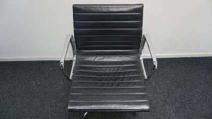 Vitra Eames EA 108 Design Vergaderstoel | Zwart Leer | Chroom