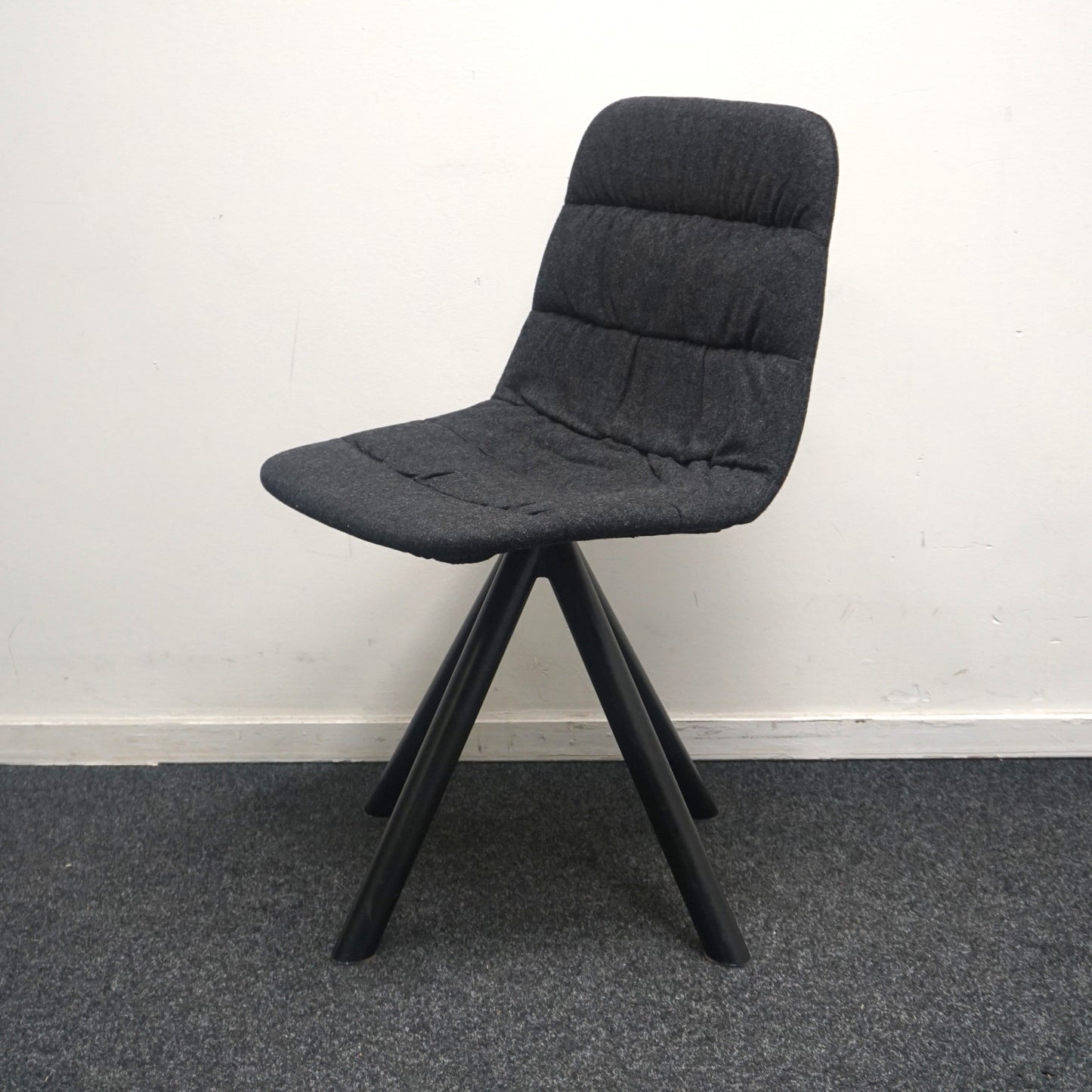 Viccarbe Maarten Soft Upholstery Design Stoel | Donkergrijs