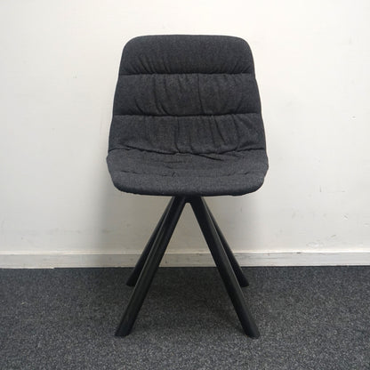 Viccarbe Maarten Soft Upholstery Design Stoel | Donkergrijs