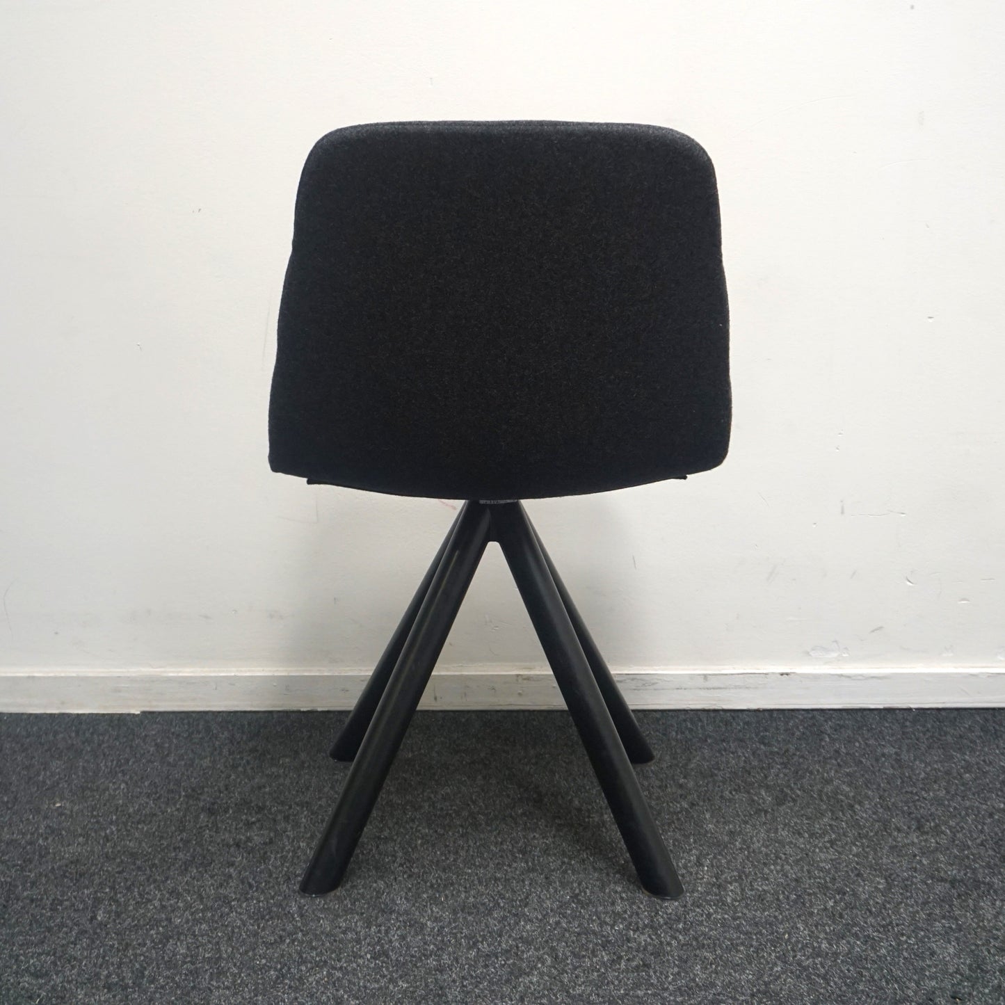 Viccarbe Maarten Soft Upholstery Design Stoel | Donkergrijs