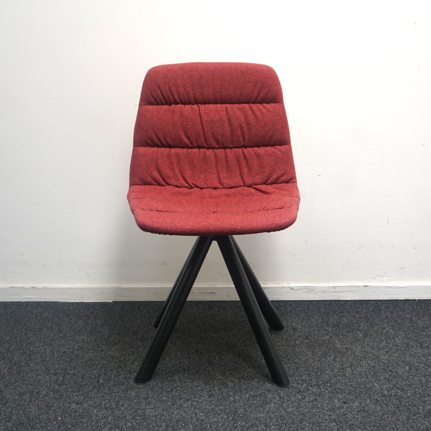 Viccarbe Maarten Soft Upholstery Design Stoel | Bordeauxrood