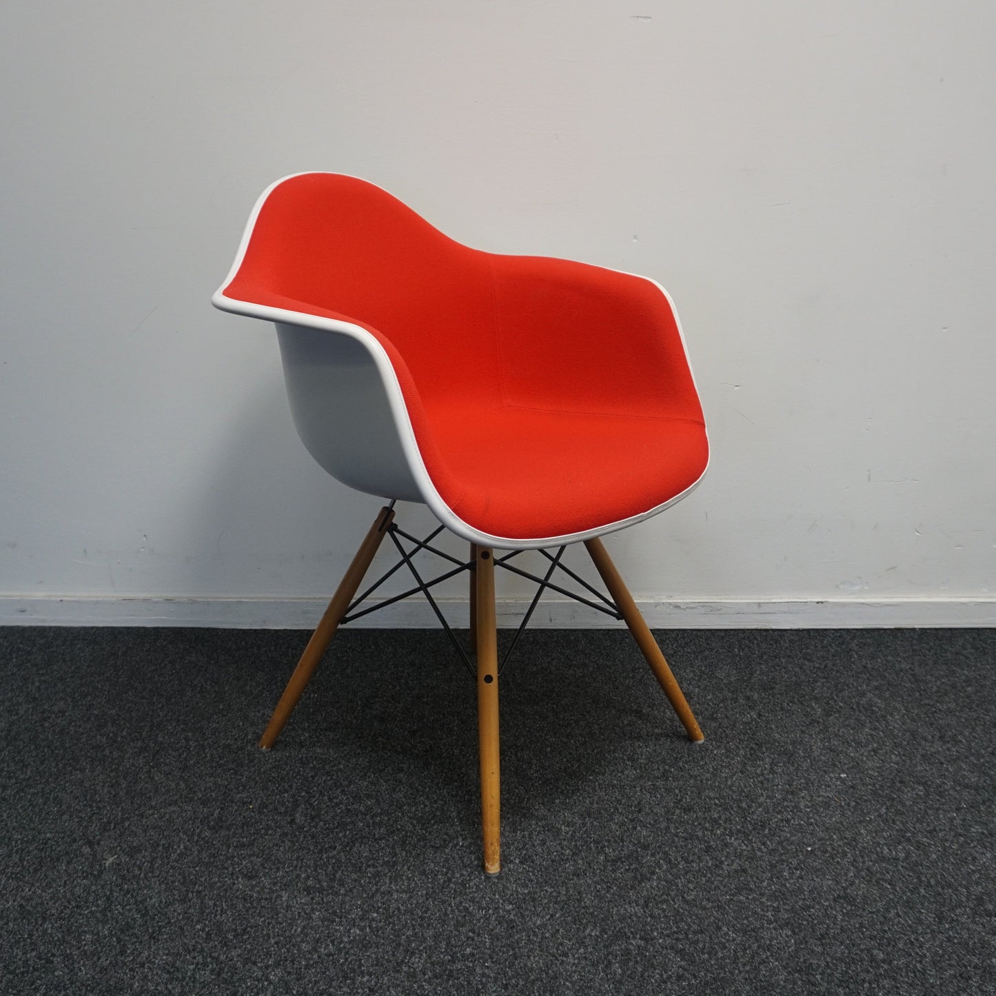 Vitra Eames DAW Design Stoel | Rood / Wit