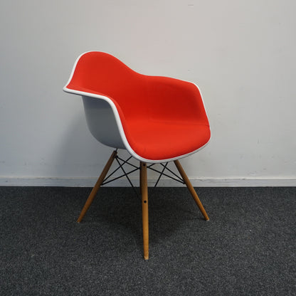 Vitra Eames DAW Design Stoel | Rood / Wit