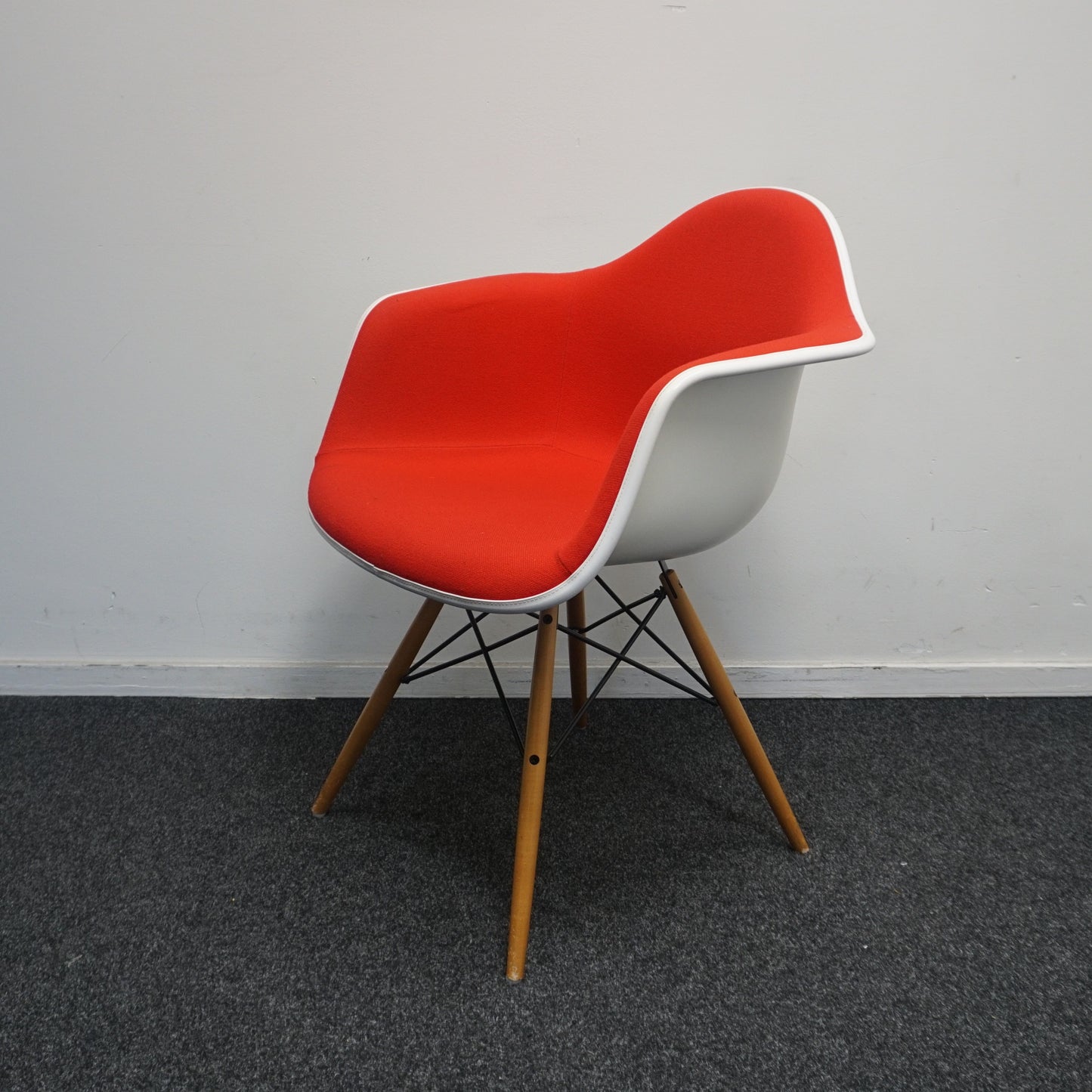 Vitra Eames DAW Design Stoel | Rood / Wit