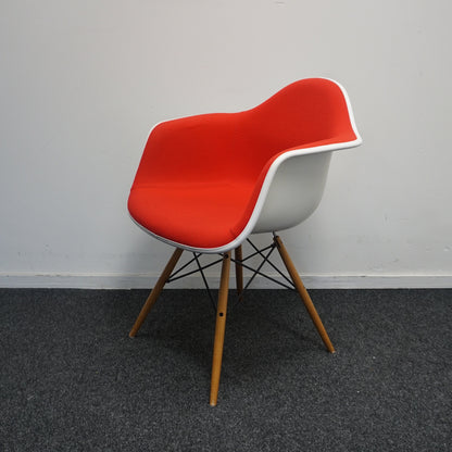 Vitra Eames DAW Design Stoel | Rood / Wit