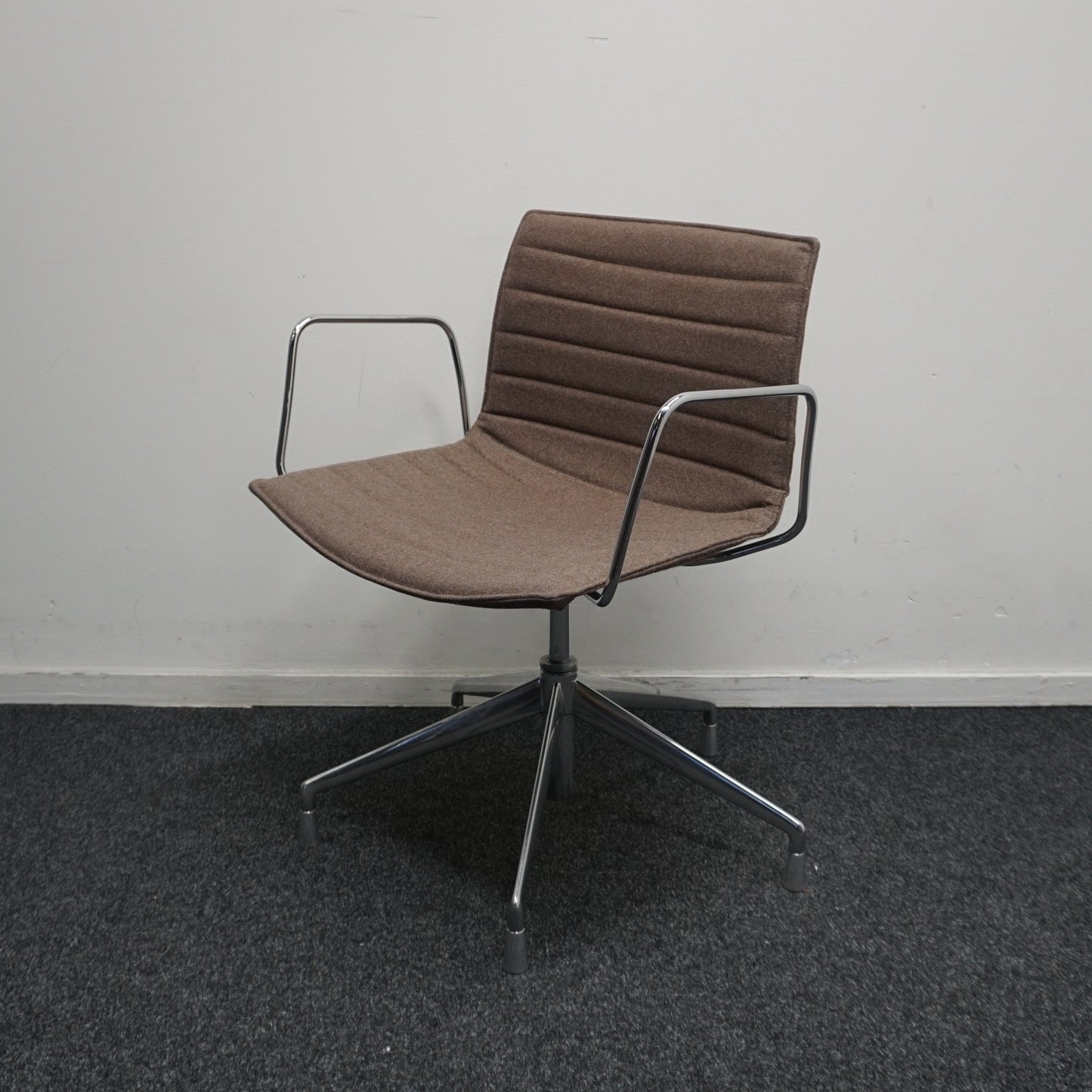 Arper Catifa 53 Design Vergaderstoelen | Bruin | Draaibaar