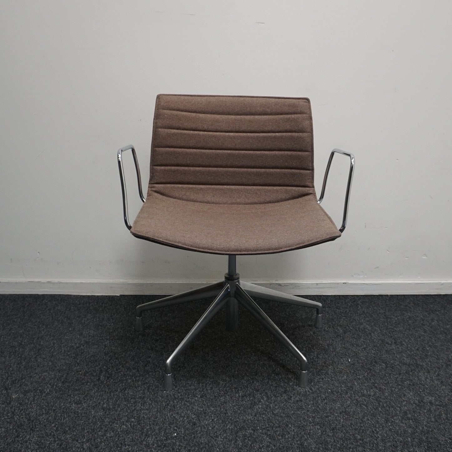 Arper Catifa 53 Design Vergaderstoelen | Bruin | Draaibaar