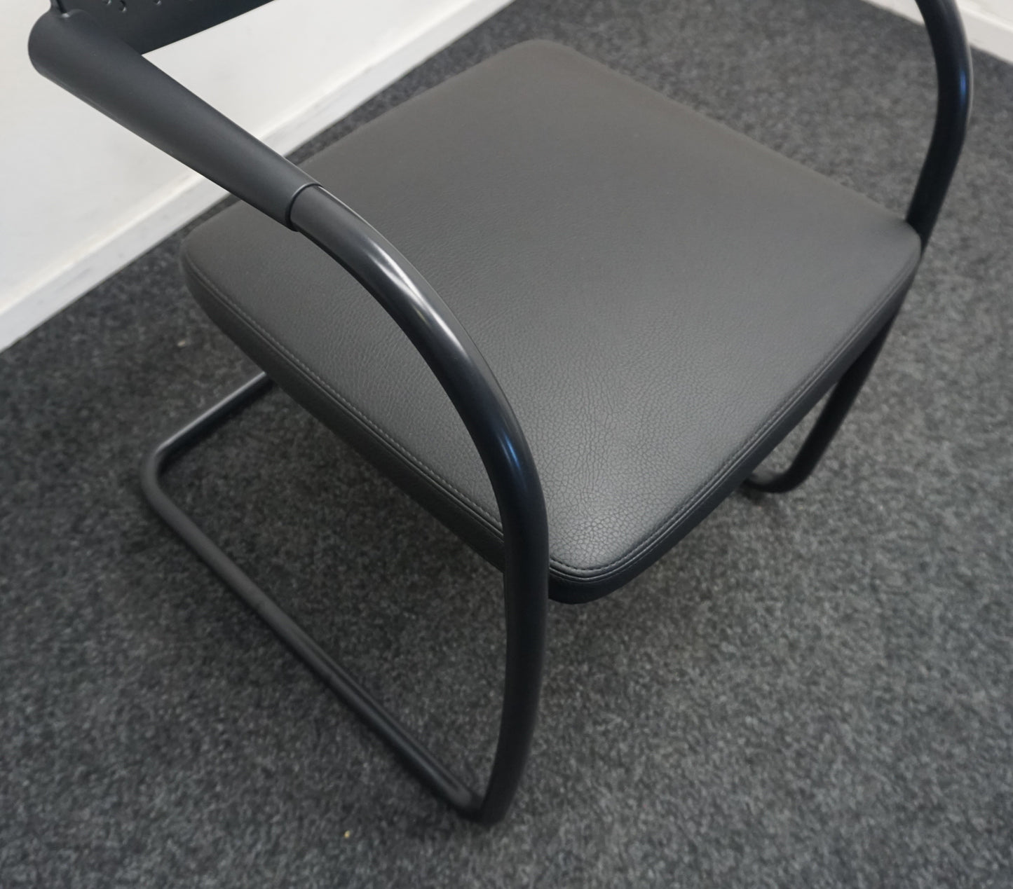 Vitra Visavis Vergaderstoel | Design Conferentiestoel | Leer