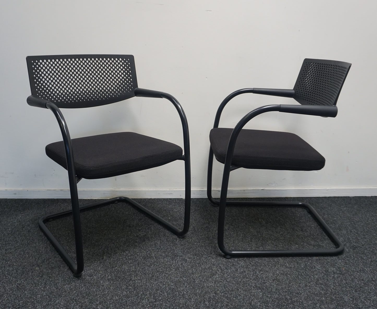 Vitra Visavis Vergaderstoel | Design Conferentiestoel | Zwarte stof  | Onderstel Zwart