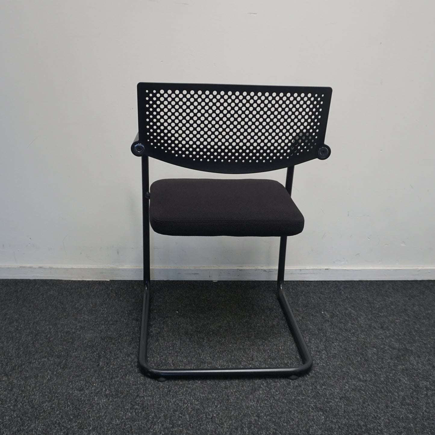 Vitra Visavis Vergaderstoel | Design Conferentiestoel | Zwarte stof  | Onderstel Zwart