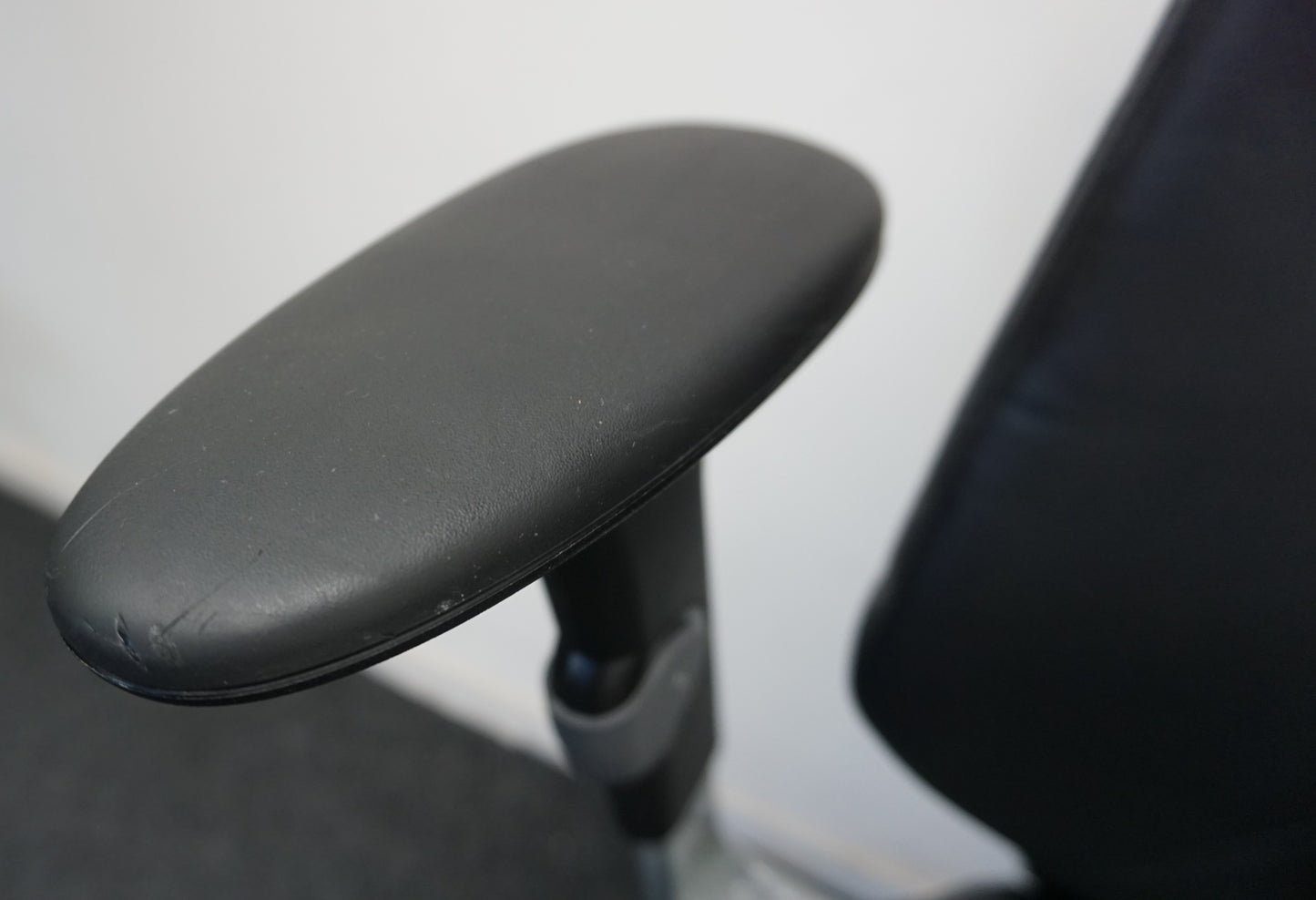 RH Logic 400 Bureaustoelen | Zwart Leer | Hoofdsteun