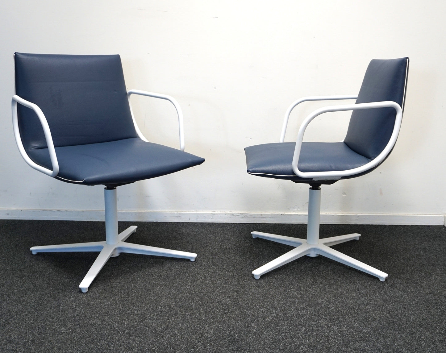 Vicarbe Noha Lounge Vergaderstoel | Blauw leer | Draaibaar