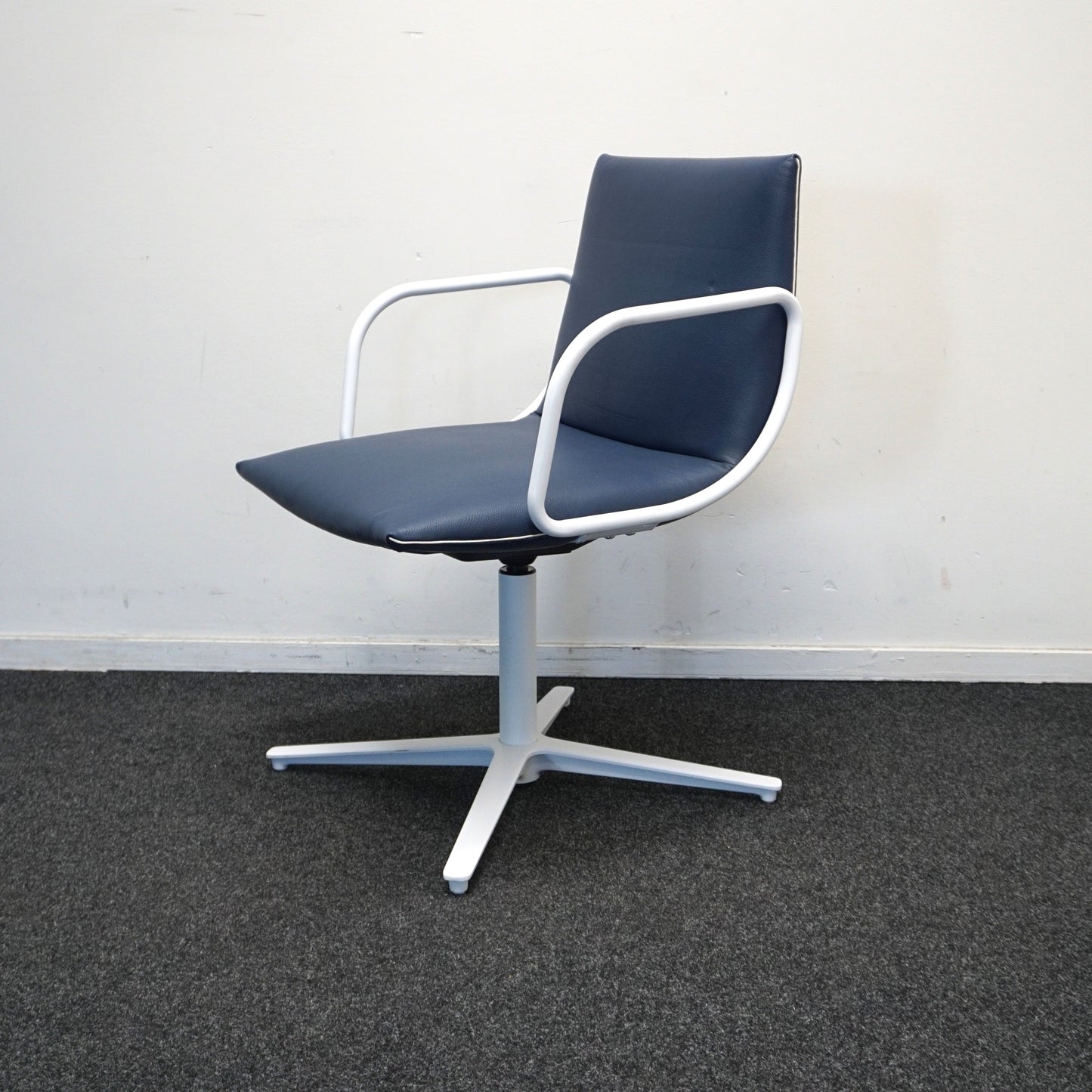 Vicarbe Noha Lounge Vergaderstoel | Blauw leer | Draaibaar