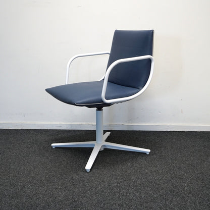 Vicarbe Noha Lounge Vergaderstoel | Blauw leer | Draaibaar