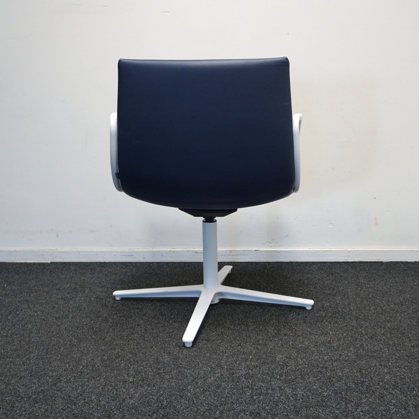 Vicarbe Noha Lounge Vergaderstoel | Blauw leer | Draaibaar