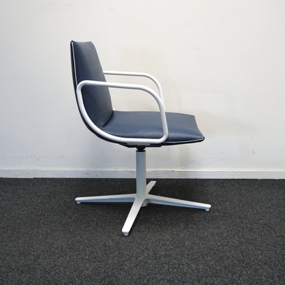 Vicarbe Noha Lounge Vergaderstoel | Blauw leer | Draaibaar